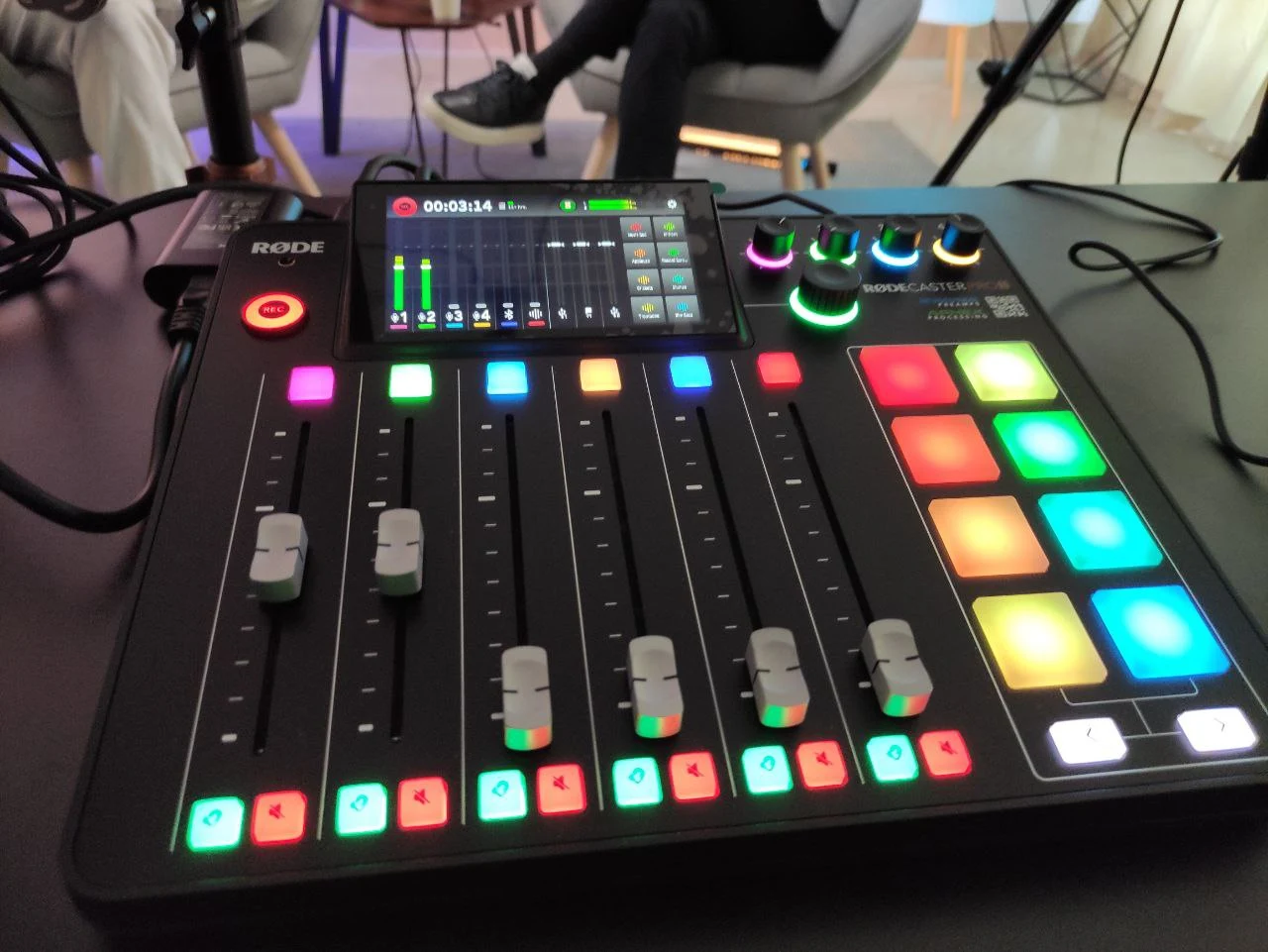 Mesa de mezclas Rodecaster Pro en el estudio GrosMedia