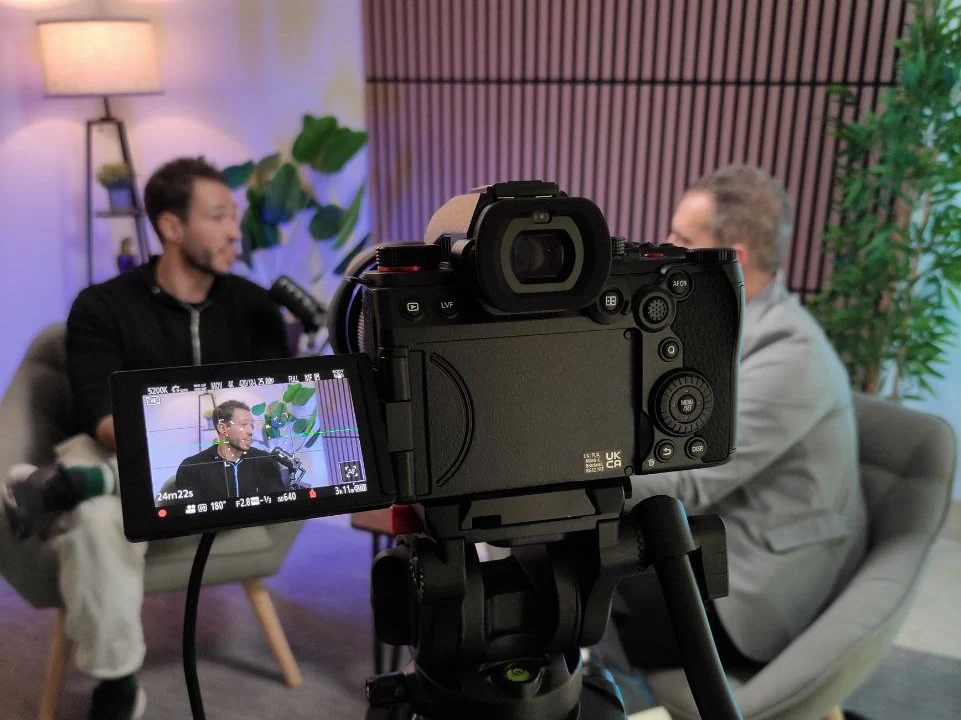 Cámara con pantalla abatible grabando una entrevista en GrosMedia